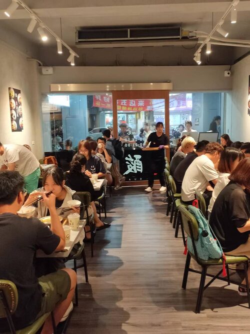 小卒砂鍋雞米飯 品牌形象