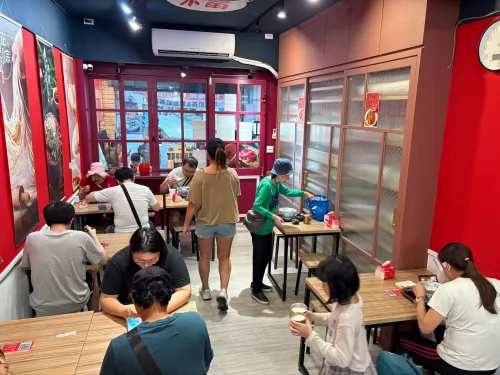 老福家常牛肉麵 雞白湯拉麵 品牌形象